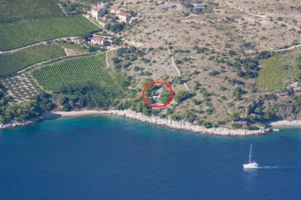 A Small Stone House By The Sea, In A Wineyard Nerezisca Esterno foto