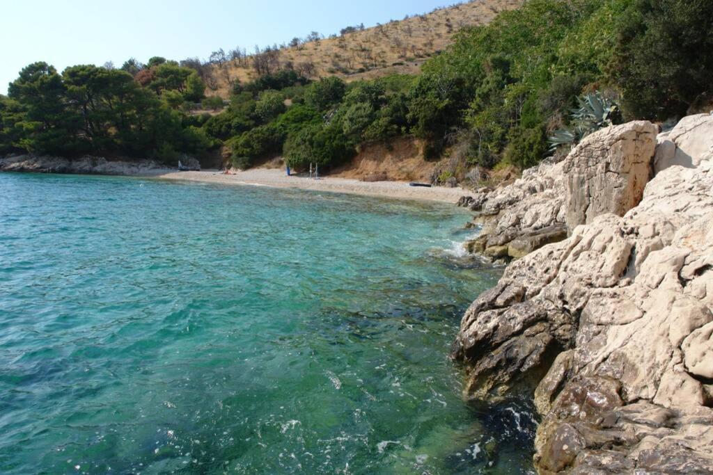 A Small Stone House By The Sea, In A Wineyard Nerezisca Esterno foto