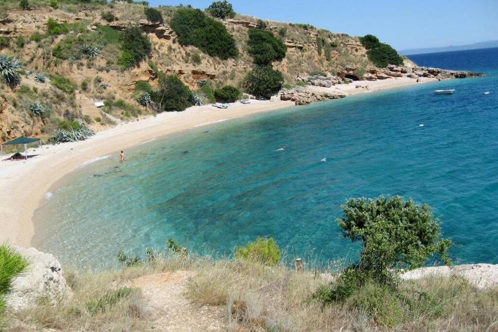 A Small Stone House By The Sea, In A Wineyard Nerezisca Esterno foto